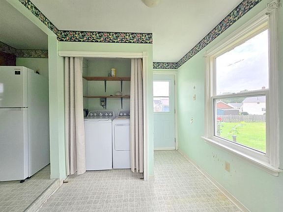 4th image of 32 Poplar St