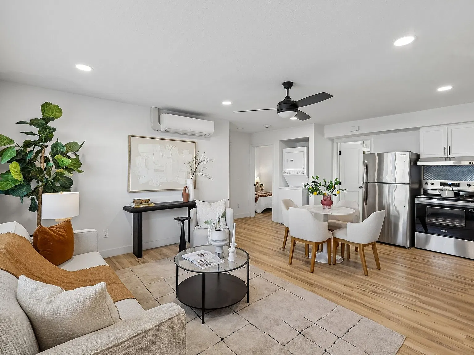 The Crest | Renovated Studios, Lofts, 1, 2 & 3 Bedroom Apartments — Photo 4