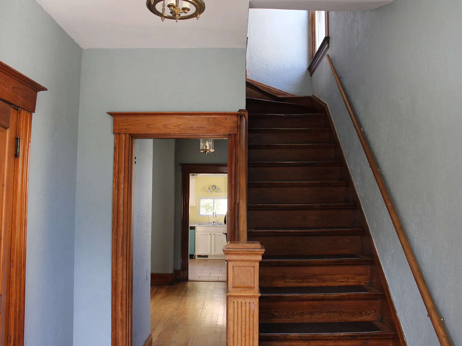 5 bed, 1.5 bath, 2200 sqft, $2,400 — Photo 2