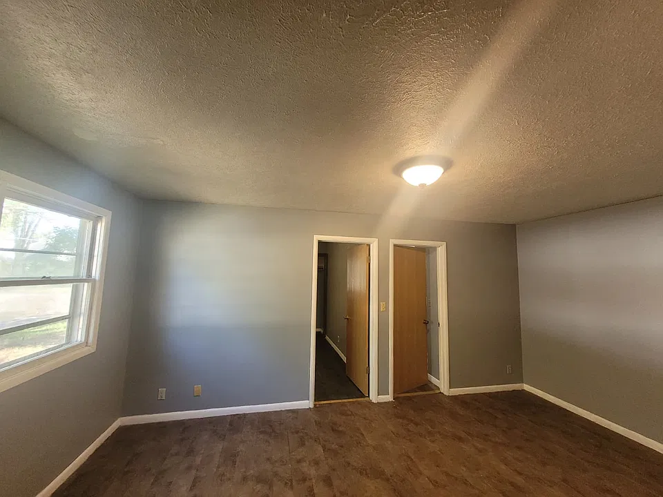 1002 W John St