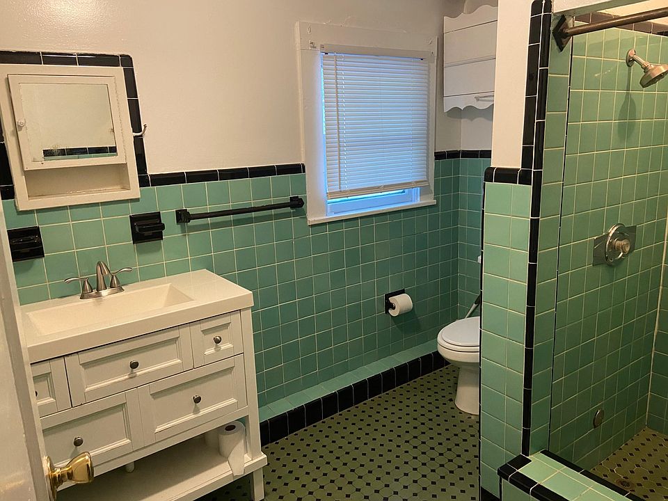Huge Bathroom with shower/tub