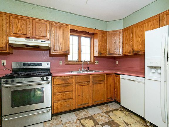 4th image of 15 Mayflower Ave