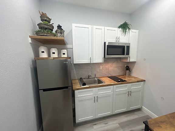 5th image of 901 Vicenza St