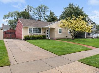 22 Greenway Cir, Syosset, NY 11791