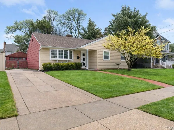 22 Greenway Circle, Syosset, NY 11791
