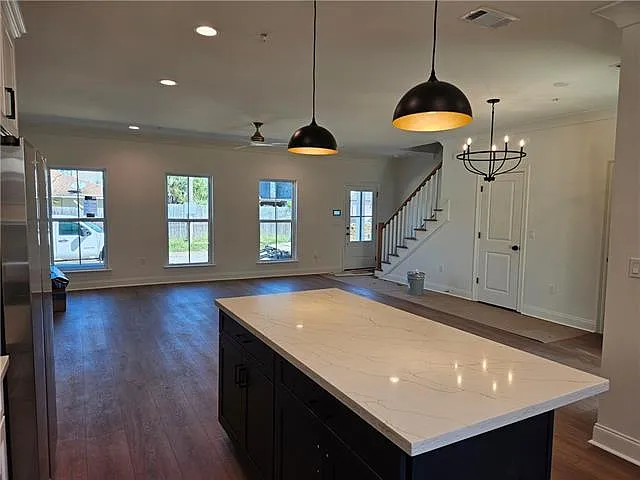 3 bed, 2.5 bath, 1712 sqft, $2,400 — Photo 3