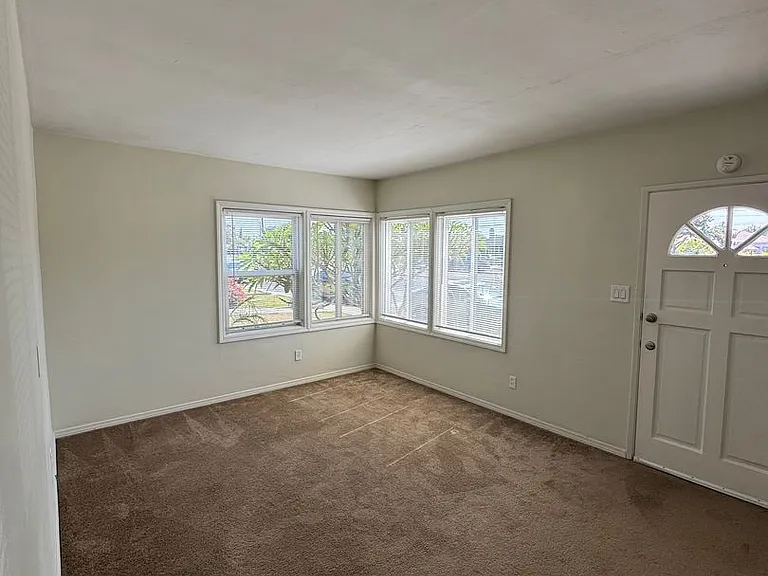 4542 N Lakewood Blvd. — Photo 11