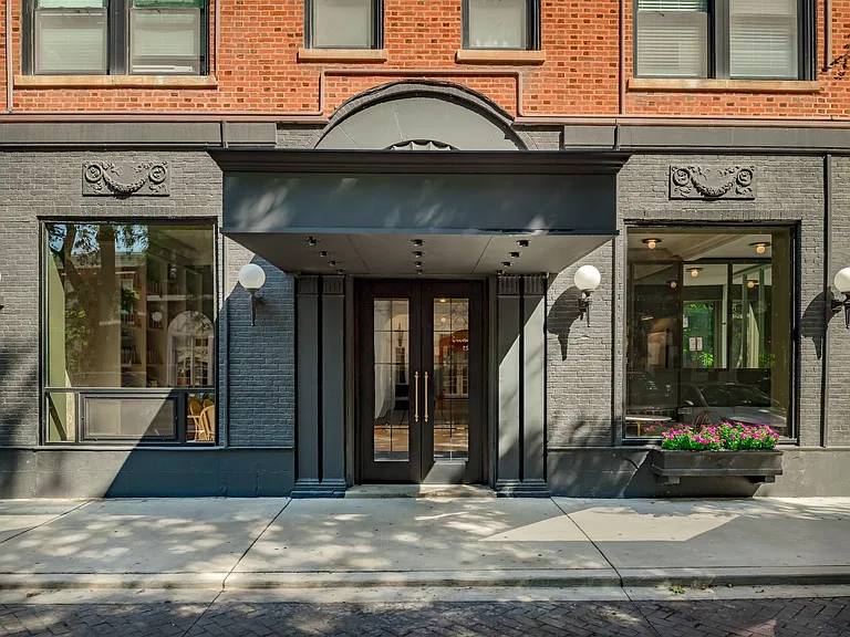 530 W. Arlington Pl. — Photo 2
