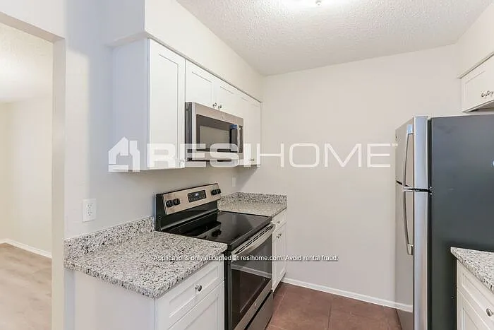 913 Pepperidge Ct — Photo 3
