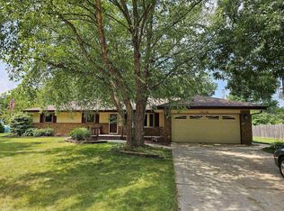 10158 Bluebonnet Dr, Machesney Park, IL 61115