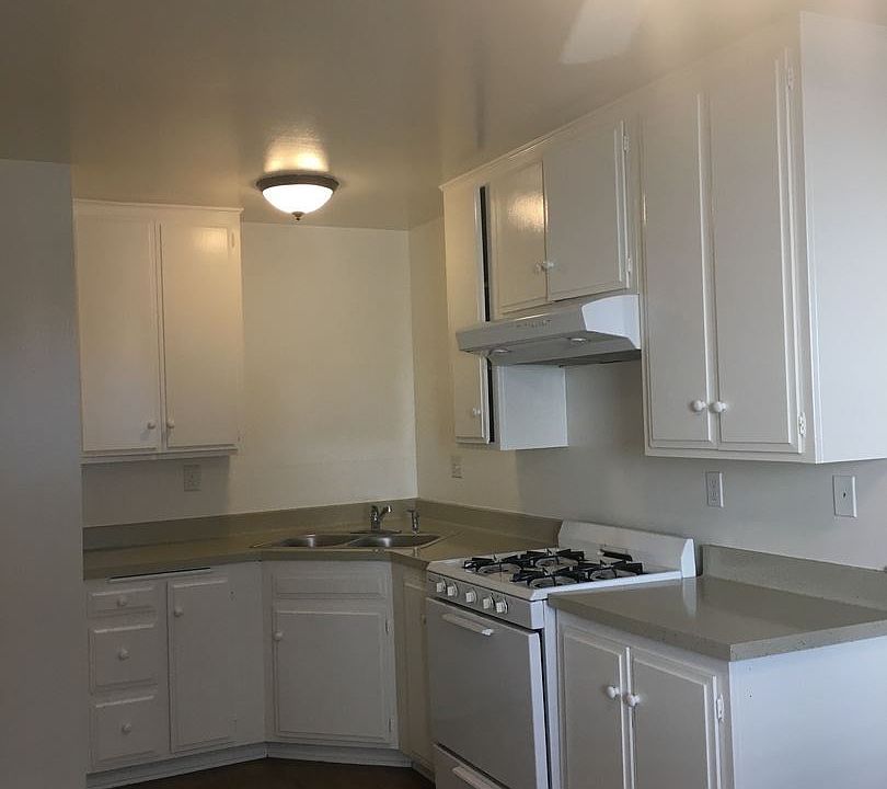 2nd image of 418 13th St APT B