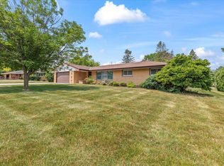 N77W14914 Menomonee Manor Dr, Menomonee Falls, WI 53051