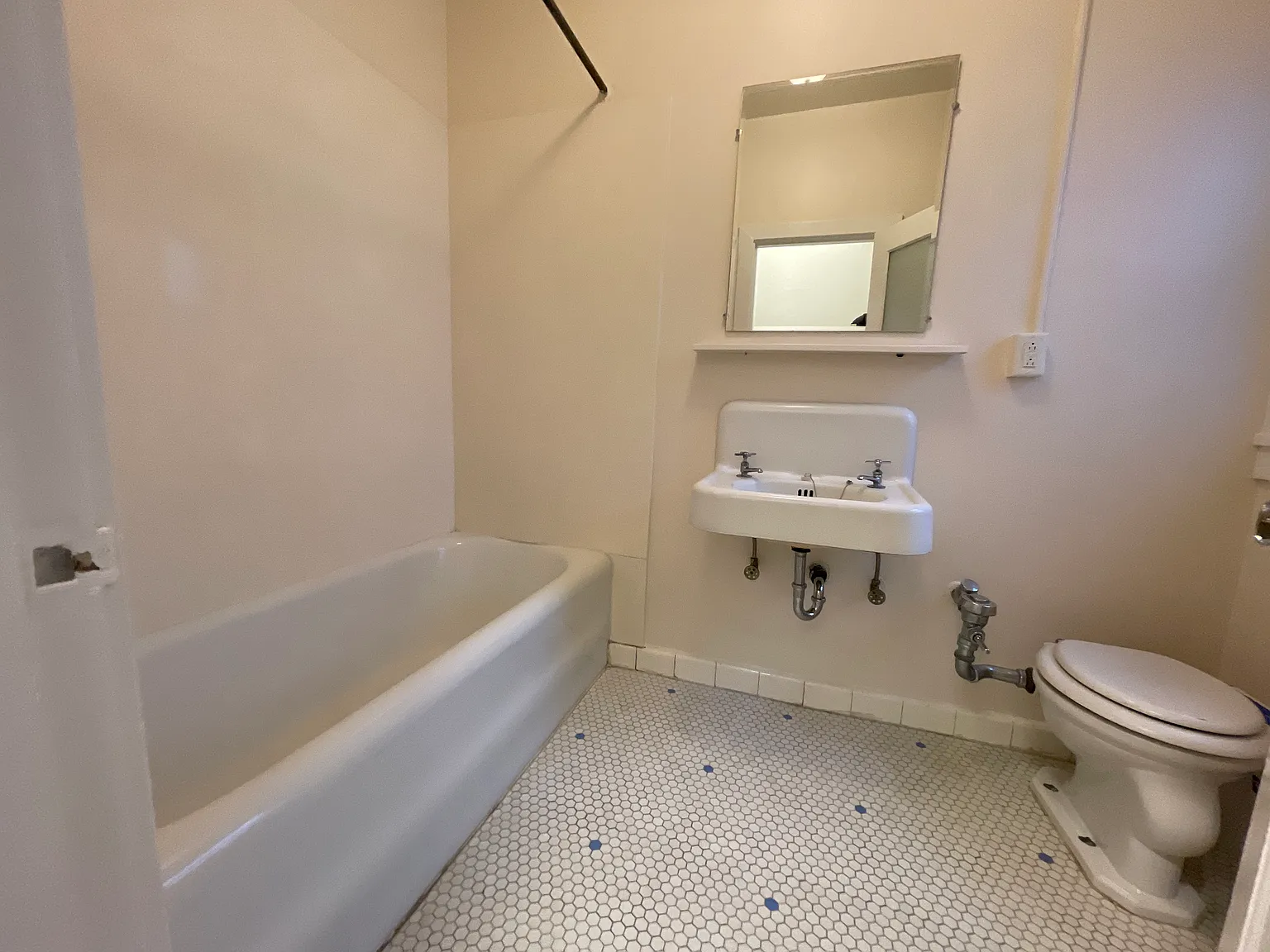 Studio, 550 sqft, $1,795 — Photo 3