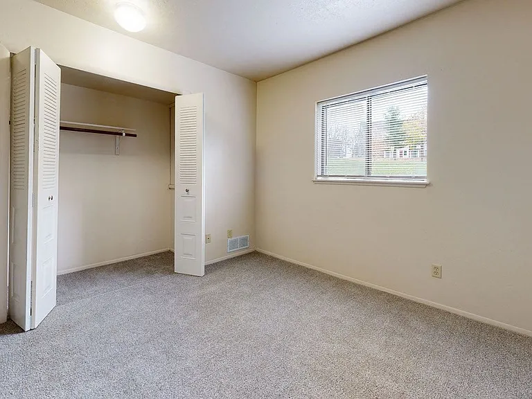 Irish Hills Apartments — Photo 94