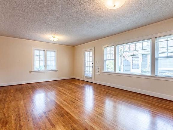 3rd image of 2310 NE Weidler St #39