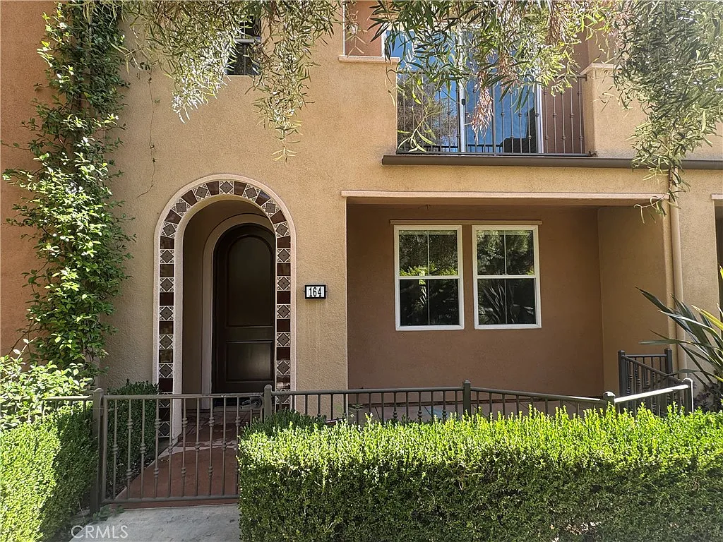 2 bed, 2.5 bath, 1600 sqft, $4,000 — Photo 1