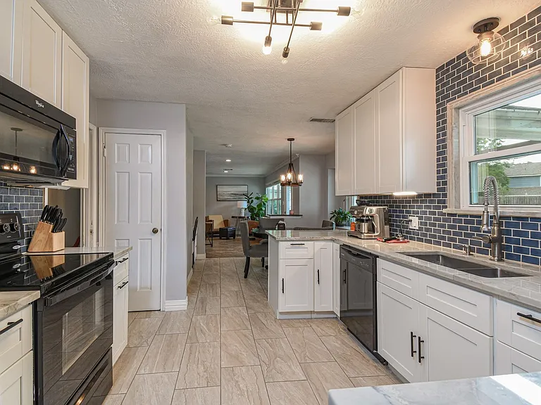 310 Prince Of Wales St — Photo 5