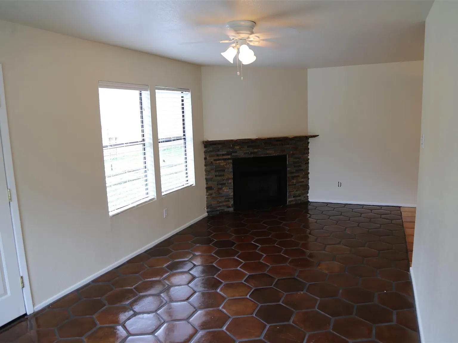 2 bed, 1.5 bath, 1355 sqft, $1,600 — Photo 2