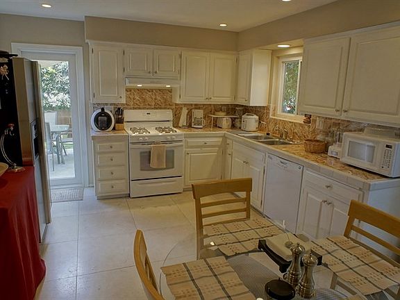 5th image of 10856 Morrison St APT 1