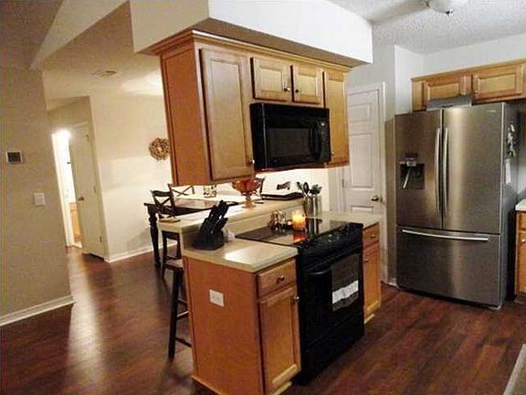 2nd image of 206 Greenbriar Cir N