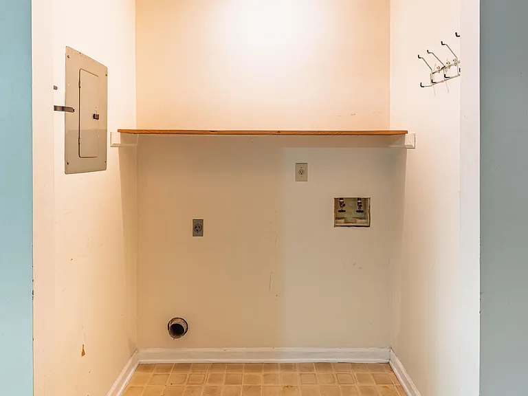 5640 Waterford Ct — Photo 19