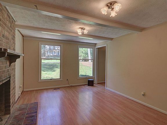 5th image of 225 Cedar Dr