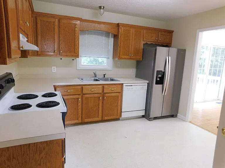 102 Meadowbrook — Photo 3