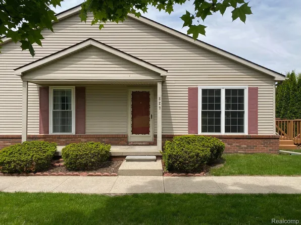 827 Oakwood Dr, Howell, MI 48843
