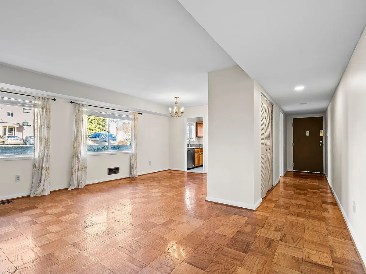 Building Photo - 10613 Montrose Ave #4