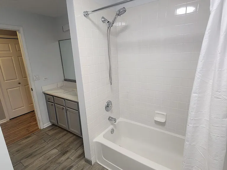 221 Norfolk Ct — Photo 10