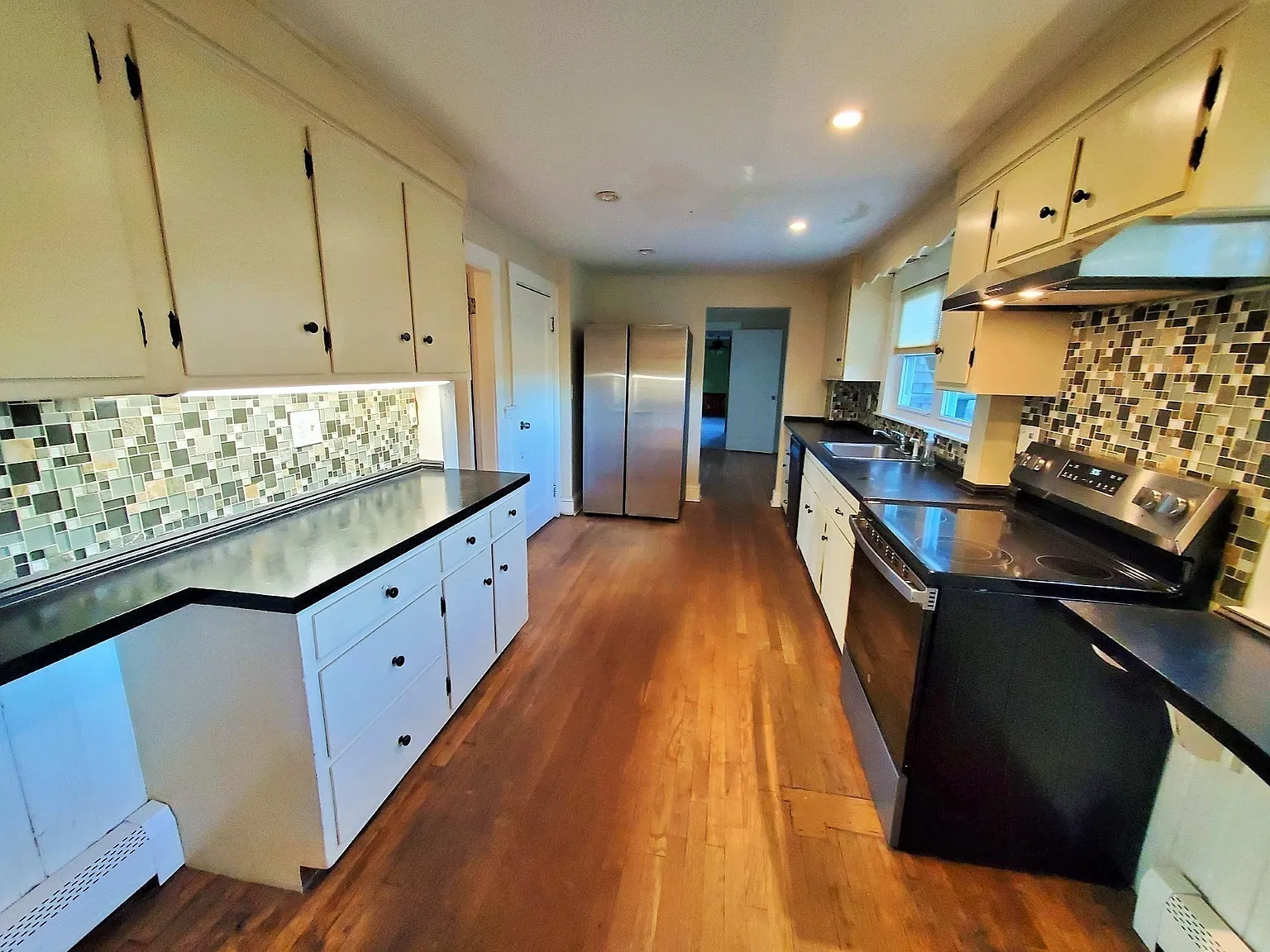 2 bed, 2.0 bath, 1600 sqft, $3,000 — Photo 4