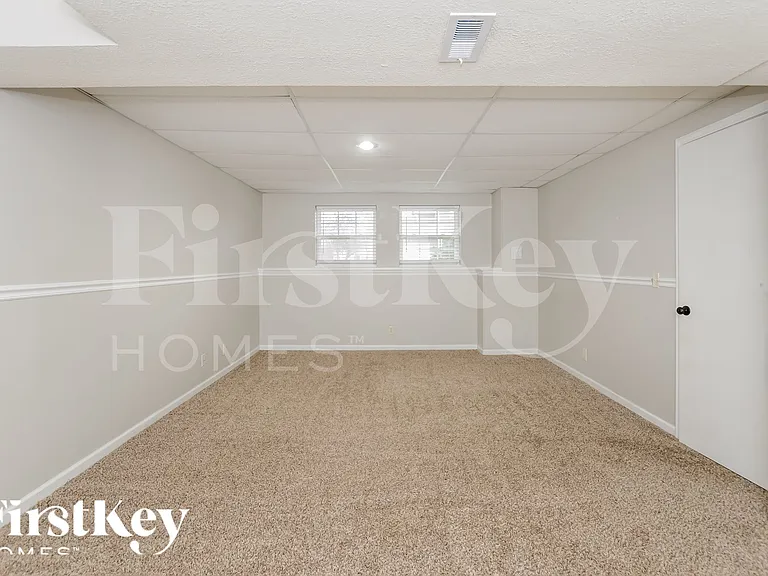 808 E 15th St — Photo 10