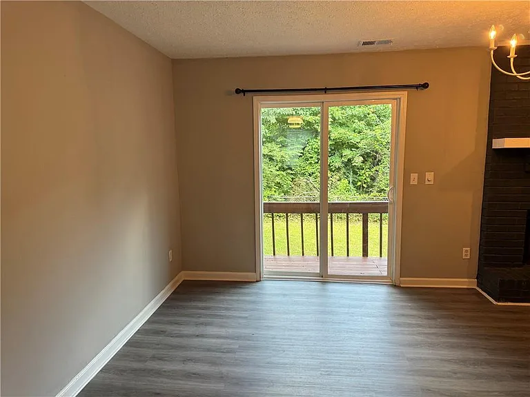 1020 Dassow Ct — Photo 6