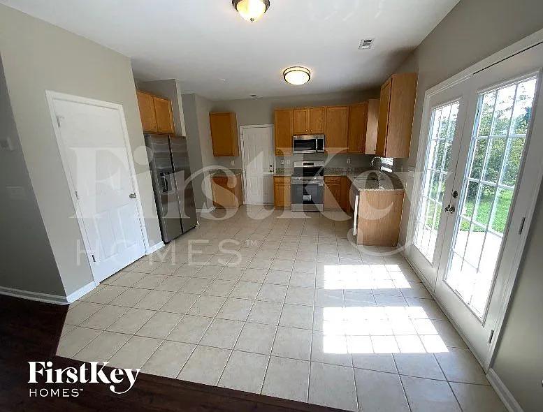 4 bed, 2.5 bath, 2264 sqft, $2,475 — Photo 3