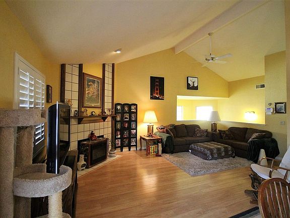 3rd image of 211 Live Oak Cir