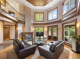 3582 Edgemont Blvd, North Vancouver, BC V7R2P7