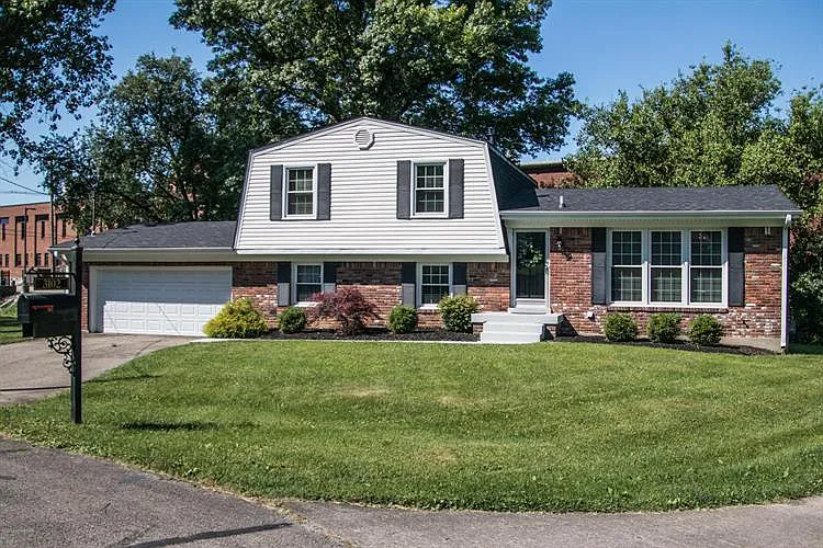 3102 Carriage Hill Dr photo 1