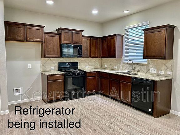 4th image of 164 Twisted Oaks Ln