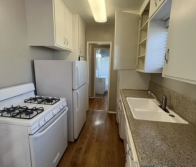 335 S Los Robles Ave #R — Photo 2