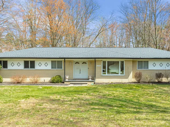 28380 Ranchwood Dr, Southfield, MI 48076