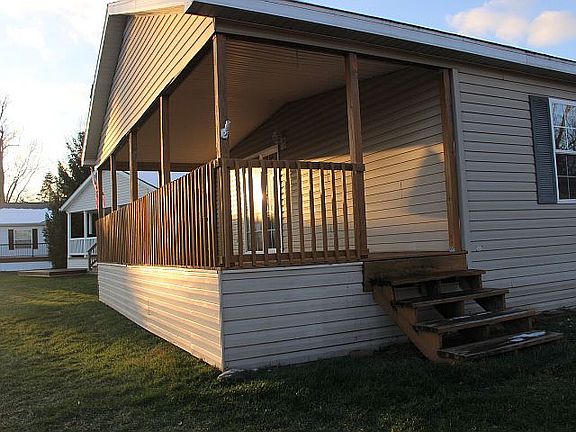Covered Deck facing Lake