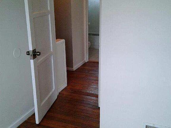 3rd image of 32137 Genessee St