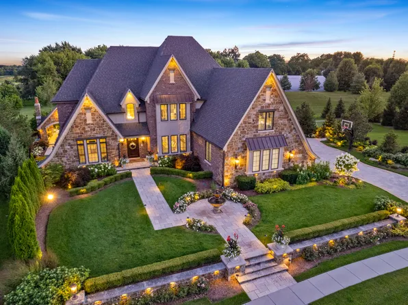 39W765 Goldenrod Dr, St Charles, IL 60175