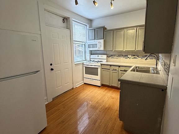 2nd image of 4949 N Whipple St APT 1W