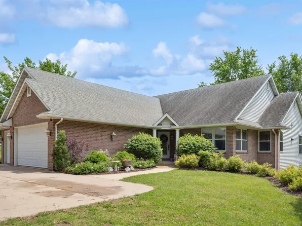 1105 5th St NE, Independence, IA 50644