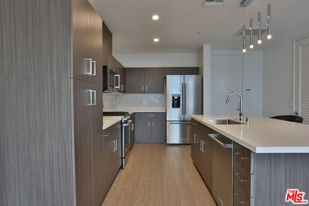 1 bed, 1.0 bath, 886 sqft, $3,700 — Photo 2