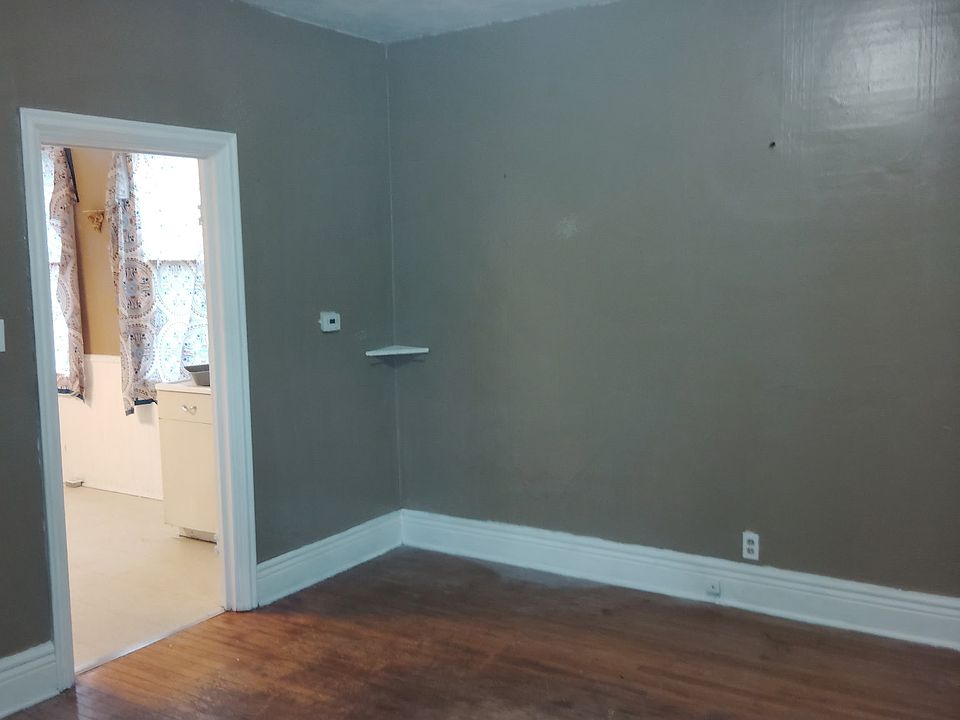 2nd image of 221 Cable St Unit 1