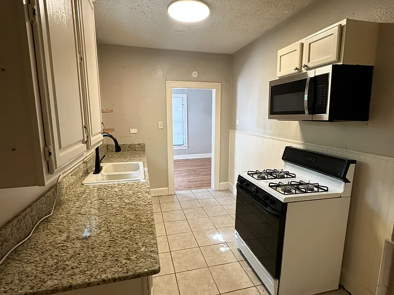 2406 W Lovers Ln — Photo 17