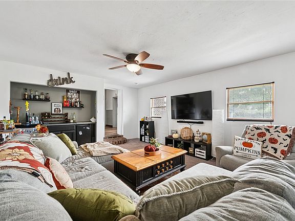 5th image of 323 Oak St