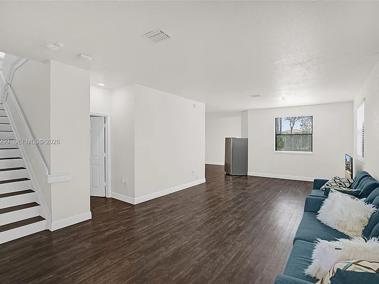 2502 NE 1st St — Photo 3